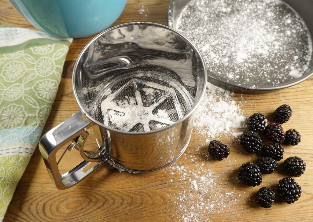 RSVP Flour Sifter - 5 cup, squeeze