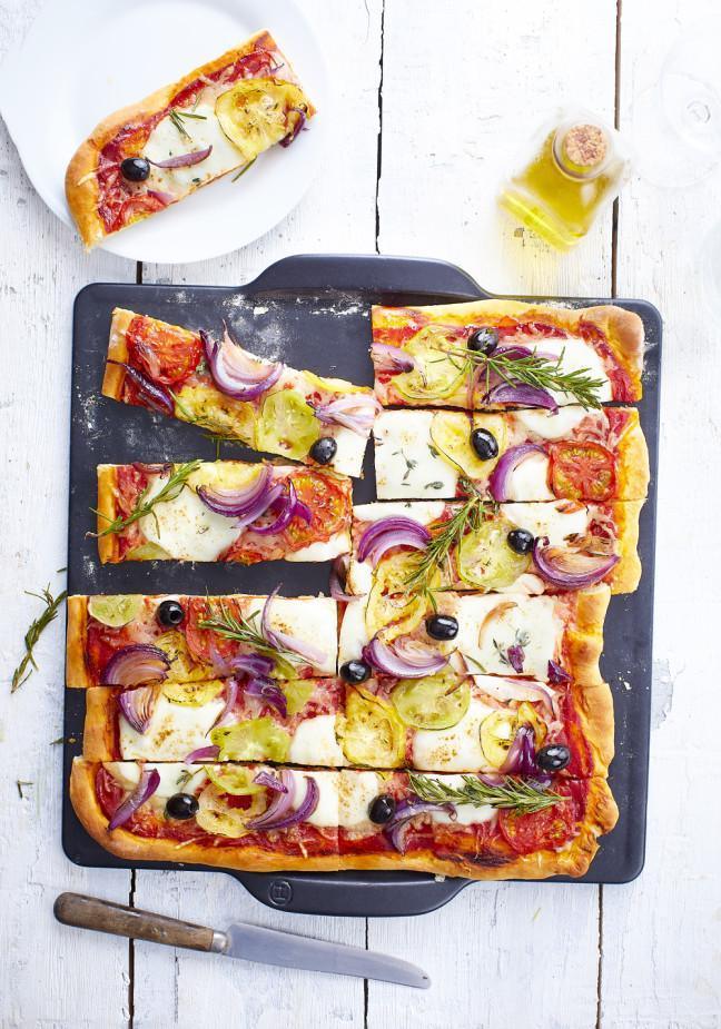Emile Henry Pizza Stone: Square, Charcoal