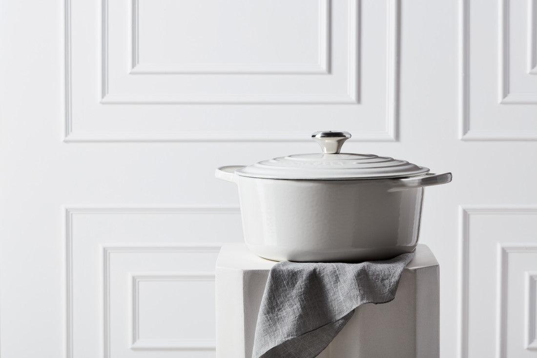 Le Creuset Round Dutch Oven: 5.5 QT, White